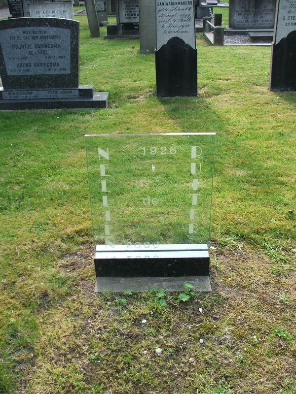 Grafsteen van Nelly Corlina (Nellien) DE RUITER (1926-2000)